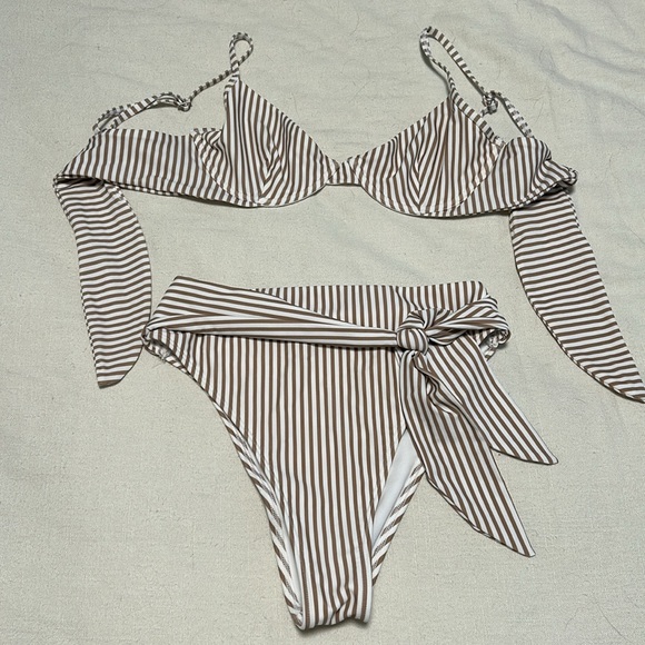 High Waisted Abercrombie bikini - Picture 2 of 4